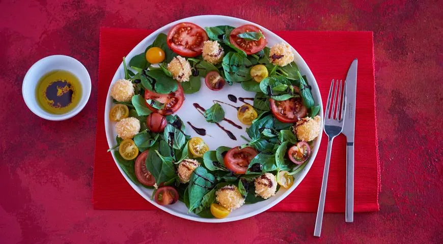 Caprese-Kranzsalat mit Spinat und gegrilltem Käse