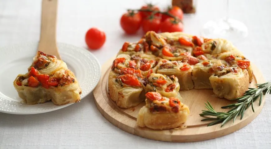 Locken mit Tomaten und Petersilie