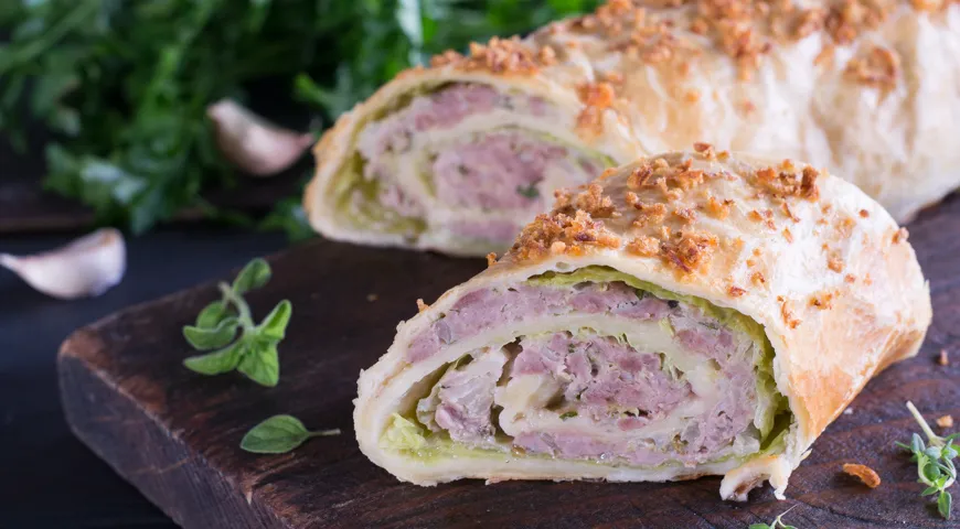 Strudel mit Fleisch und Kohl