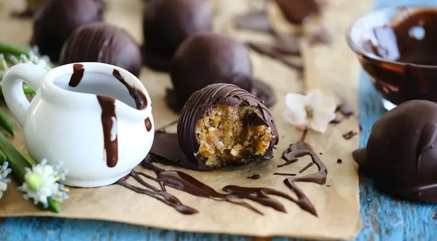 Bonbons aus Trockenfrüchten und Nüssen in Schokolade