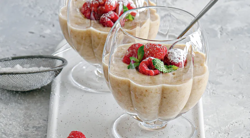 Ingwer-Bananen-Mousse mit Beeren