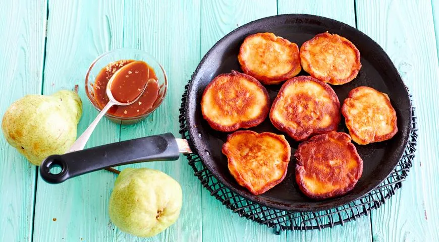 Pfannkuchen mit Früchten und gesalzenem Karamell