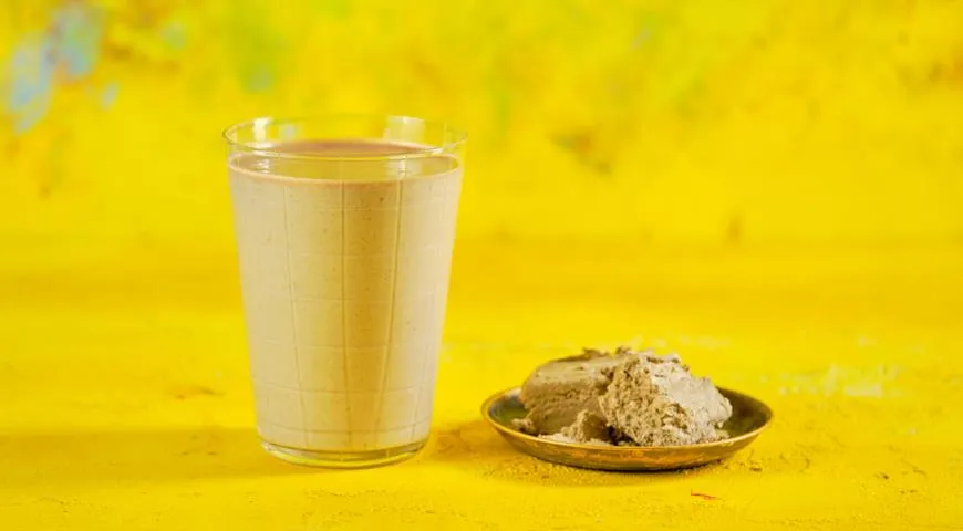 Vitamincocktail aus Bananen und Joghurt mit Zusatz von Halva