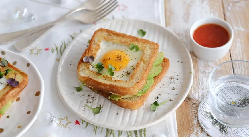 Doppelter Toast mit Avocado und Ei