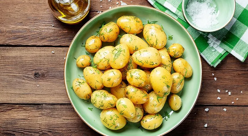 Kleine Kartoffeln eignen sich hervorragend zum Kochen; Sie müssen sie nicht einmal vorher schälen  