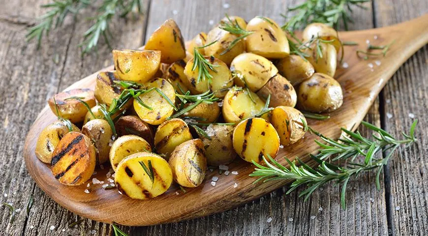 Kleine Kartoffeln, die in der Mikrowelle gekocht werden, eignen sich gut zum Braten auf dem Grill oder am Spieß, wie zum Beispiel einen Schaschlik.