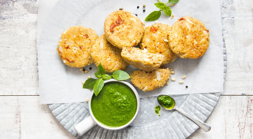 Quinoa- und Grünkohlbällchen mit Pesto