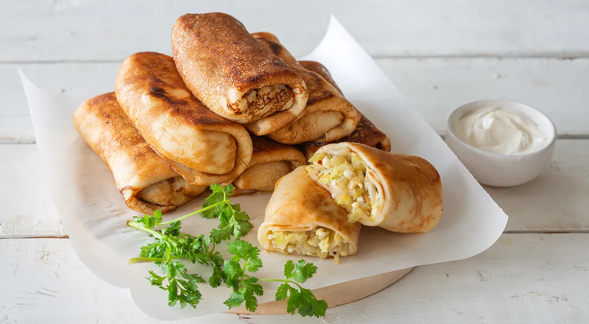 Mit gedünstetem Kohl gefüllte Pfannkuchen