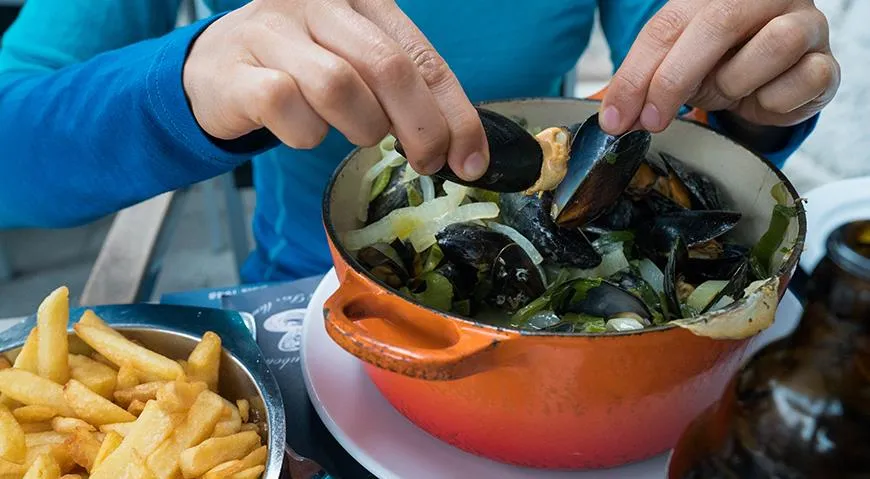 Muschelklappen als Pinzette verwenden – das ist praktisch: ein angenehmes mediterranes Ritual des Essens mit Muscheln