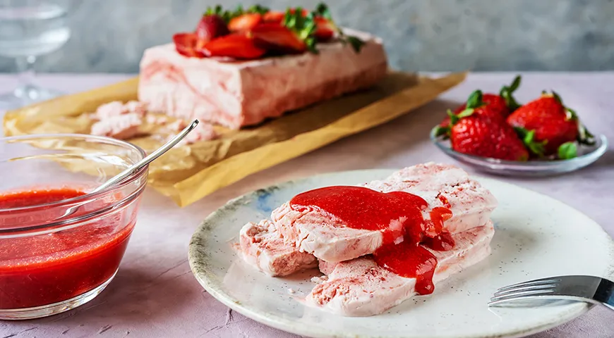 Wenn Sie Ihren Freunden und Ihrer Familie ein Parfait mit Erdbeeren gönnen, werden Sie auf jeden Fall ein bewunderndes „mmmmmm!“ hören. und Komplimente