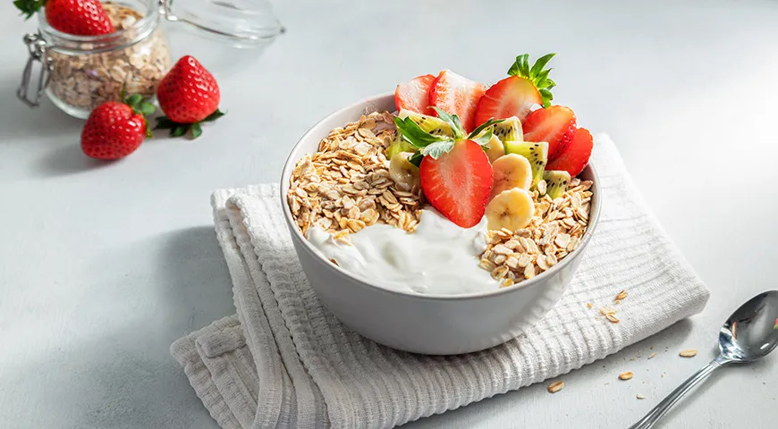 Die ganze Familie wird Ihnen für ein so wunderbares Frühstück mit Erdbeeren, Müsli und Obst danken.