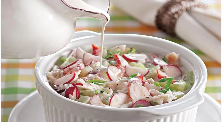 Weiße Okroshka mit Krabbenfleisch