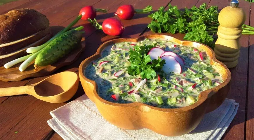 Fleisch-Okroschka auf Kwas mit Kartoffeln und Radieschen