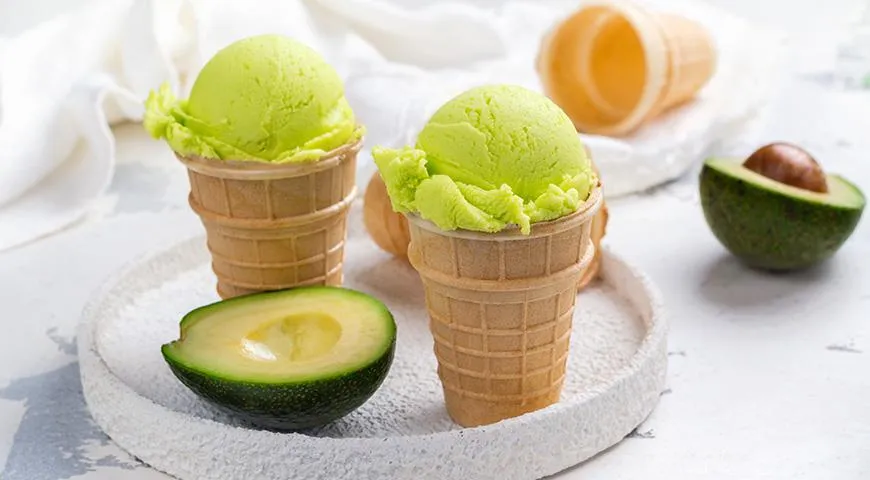 Selbstgemachtes Avocado-Eis kann aus gefrorenen Stücken mit Kondensmilch oder umgekehrt – aus frischen Früchten – hergestellt und dann eingefroren werden