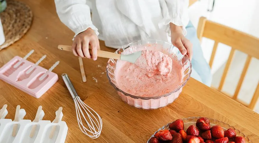 Am leckersten ist selbstgemachtes Vanillepudding-Eis mit Früchten oder Beeren