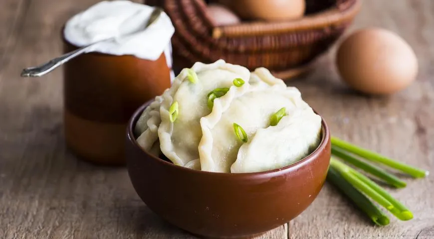 Knödel mit Hüttenkäse und Frühlingszwiebeln