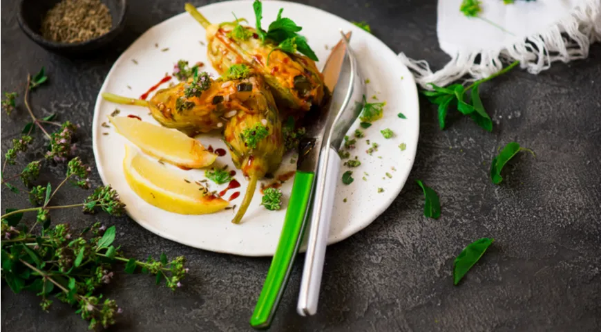 Zucchiniblüten gefüllt mit Hackfleisch und Reis