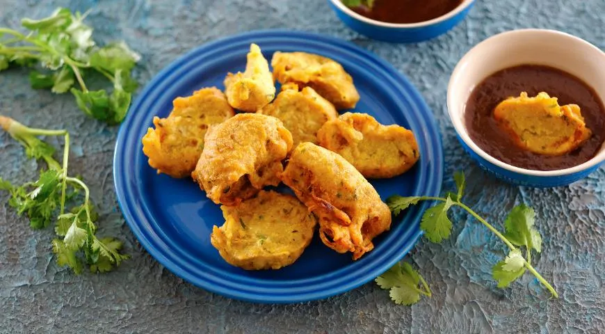 Zwiebel-Pakoras mit Tamarinden-Chutney