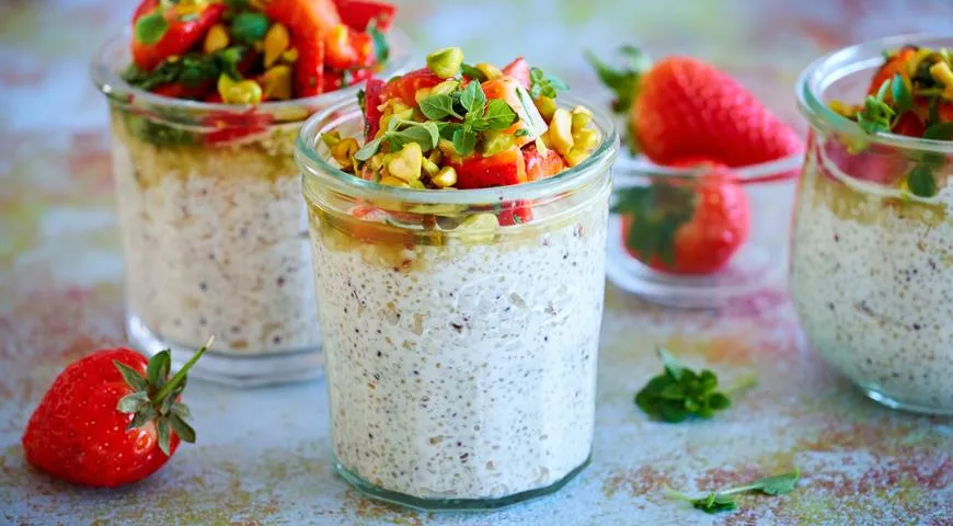 Milchpudding mit Quinoa und Erdbeeren