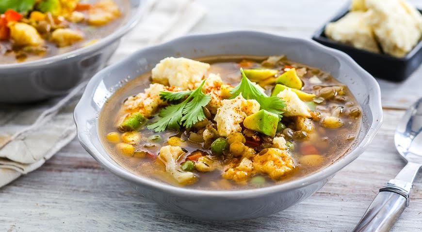 Linsensuppe mit Gemüse und Käse