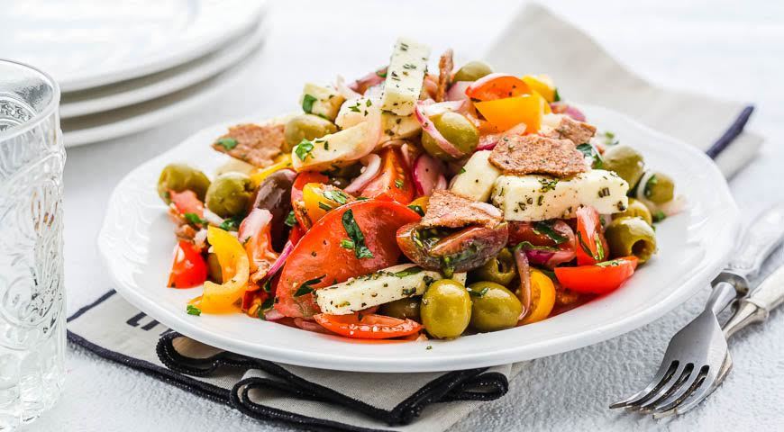 Salat aus Tomaten und Adyghe-Käse