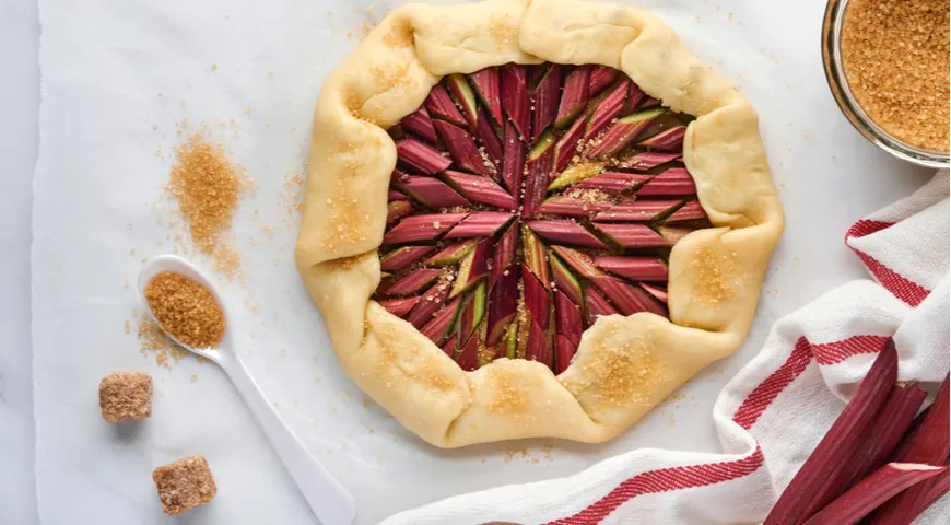 Galette mit Rhabarber. Achten Sie auf die Art und Weise, wie Sie die Rhabarberstielstücke für die Füllung auslegen.