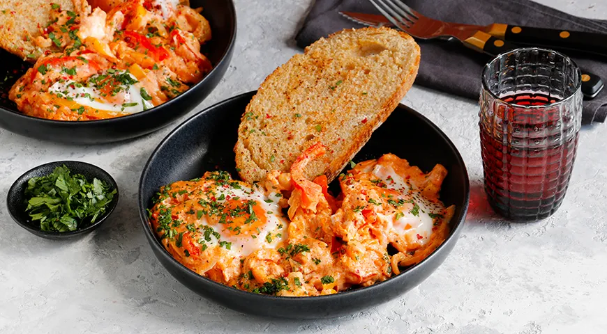 Shakshuka mit Frischkäse zum Abendessen