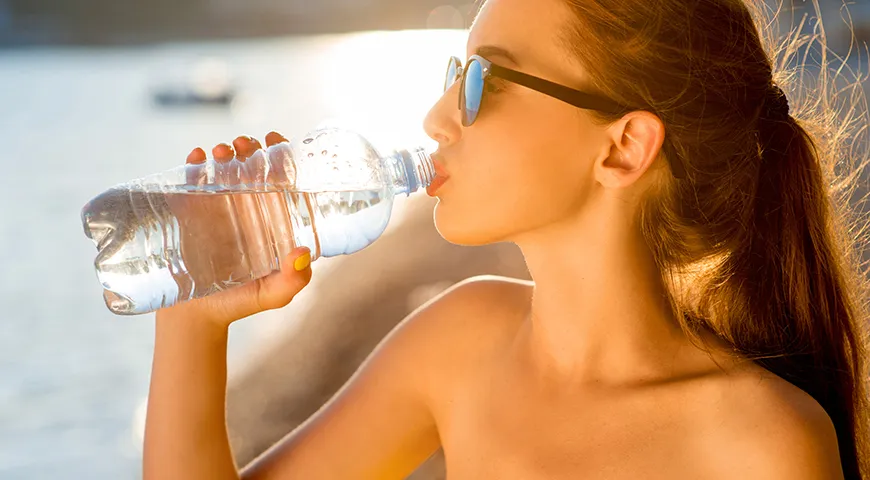 Bleiben Sie auch auf Reisen ausreichend hydriert, Wasser reduziert den Hunger und verbessert den Stoffwechsel