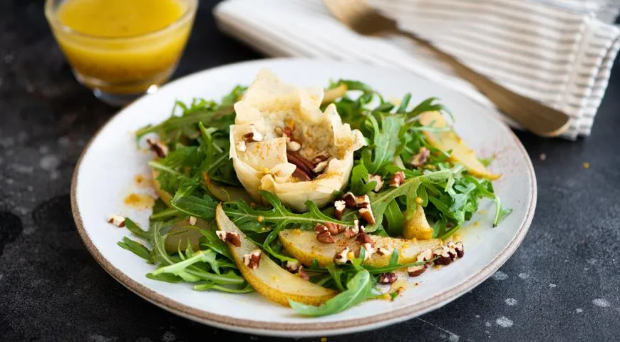 Filo-Salat mit Blauschimmelkäse und Birnen