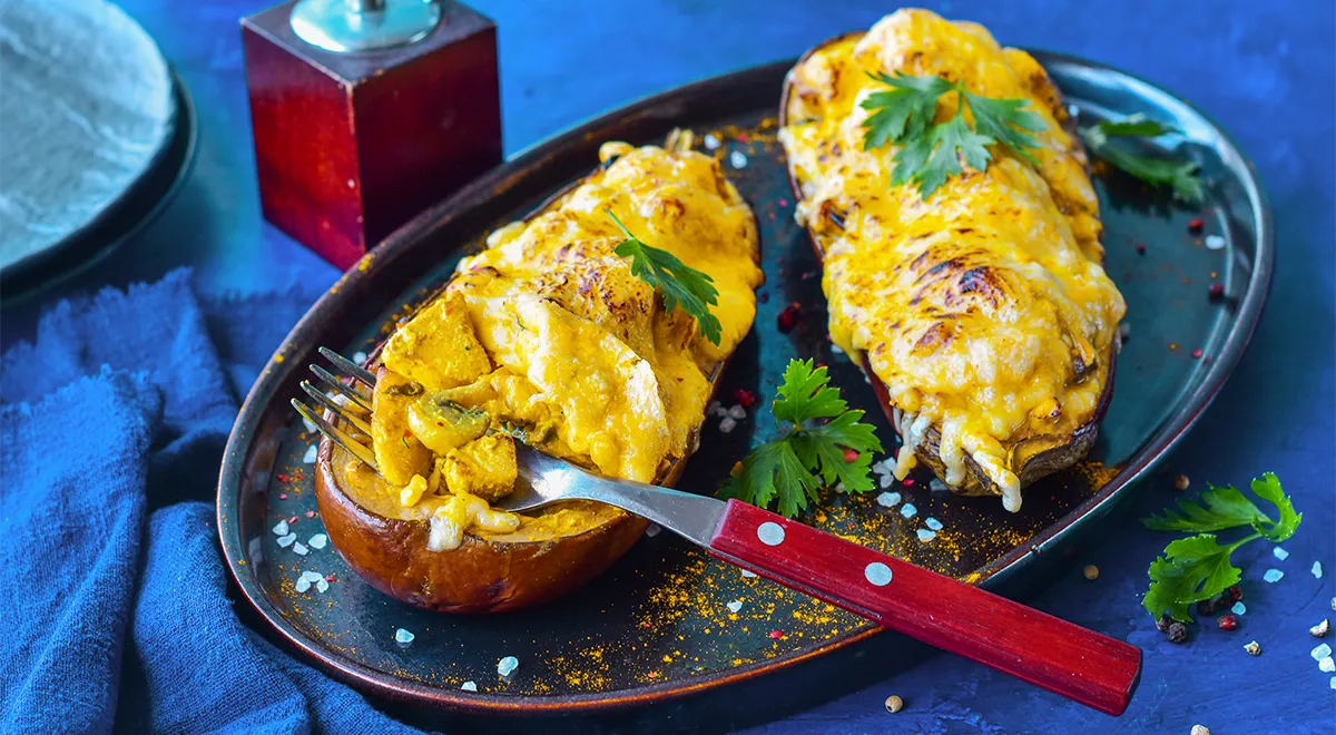 Auberginenboote mit Hühnchen im Ofen