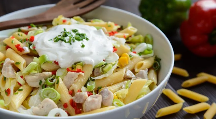 Salat mit Hühnchen und Mayonnaise