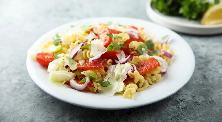 Salat mit Salami und roten Zwiebeln