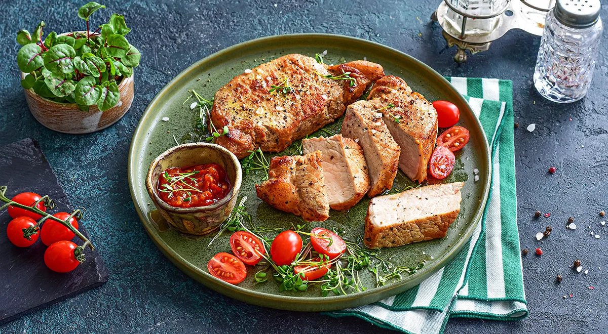 Schweinesteak in einer Bratpfanne