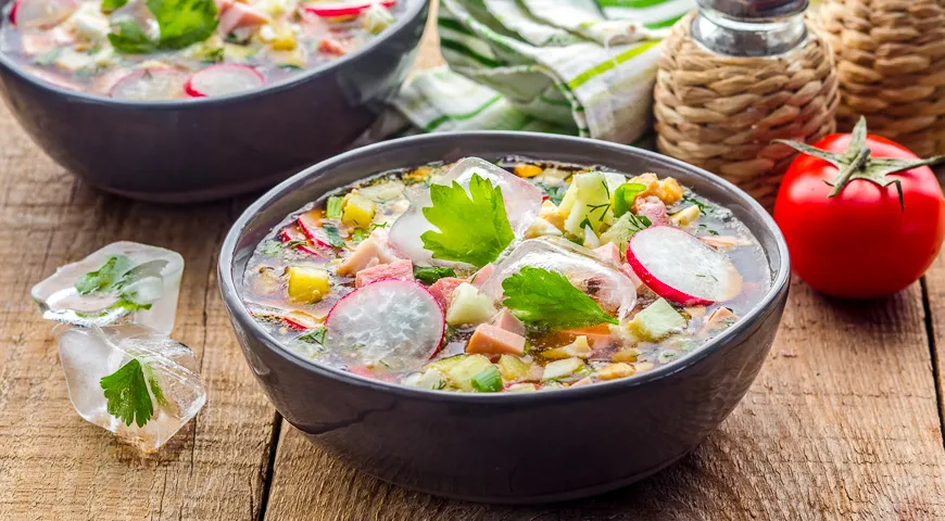 Okroshka mit Wurst auf weißem Kwas