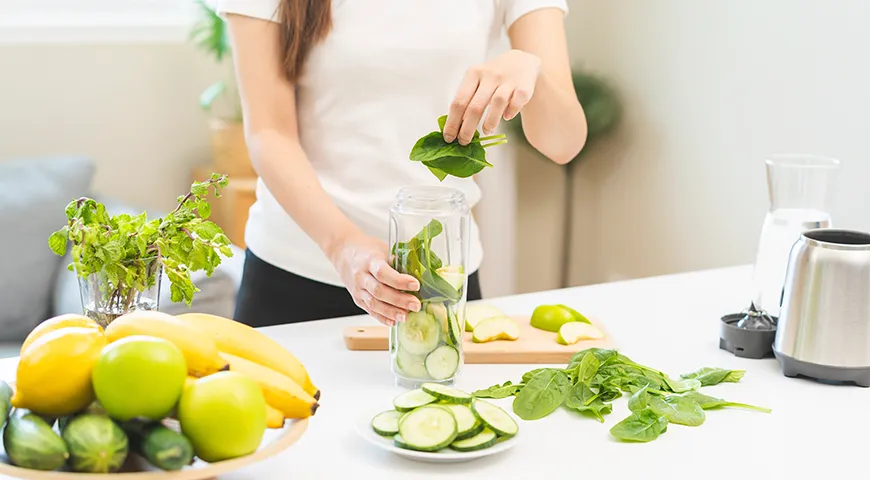 Ernährungswissenschaftler empfehlen, den Anteil zuckerreicher Früchte in Smoothies zu reduzieren und diese durch ungesüßte Beeren und frisches Gemüse zu ersetzen.