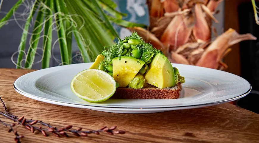 Avocado-Toast mit Bohnen und Minze