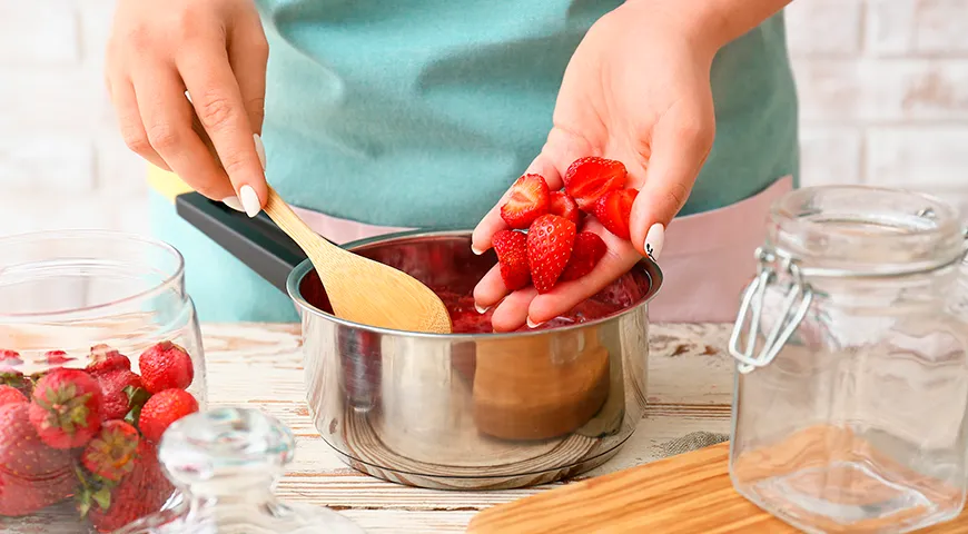 Vor dem Kochen die Beeren mit Zucker bedecken und mehrere Stunden in den Kühlschrank stellen.