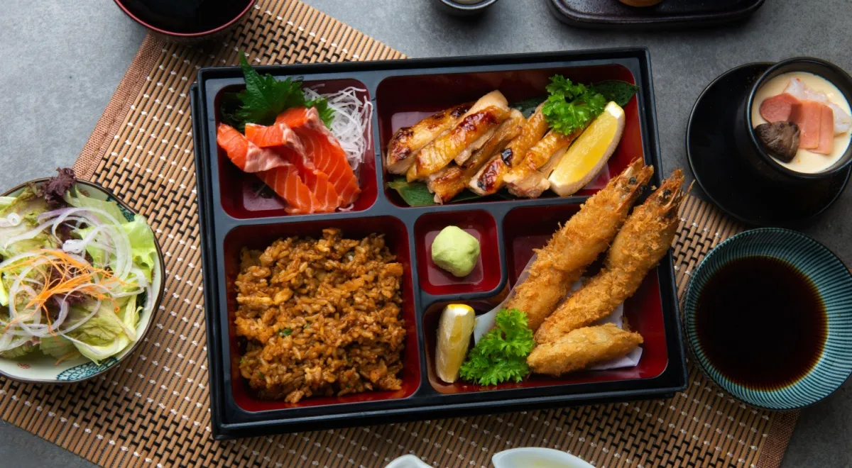 Leckeres, ästhetisch ansprechendes und ausgewogenes Essen ist die Essenz eines japanischen Bento-Mittagessens.