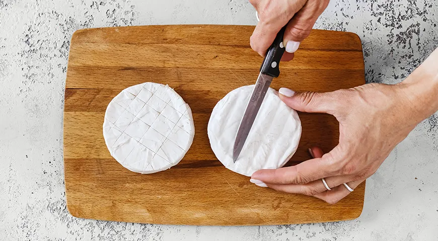 Camembert mit Tomaten im Ofen mit Baguette