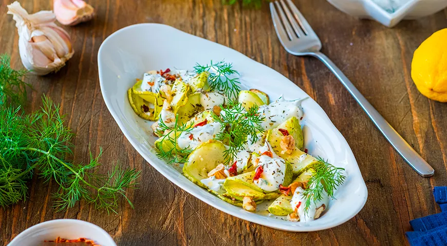 Um gesunde Zucchini-Snacks und Salate zuzubereiten, verwenden Sie Joghurt, Balsamico-Essig, Senf, Zitronensaft, Kräuter und helle Gewürze