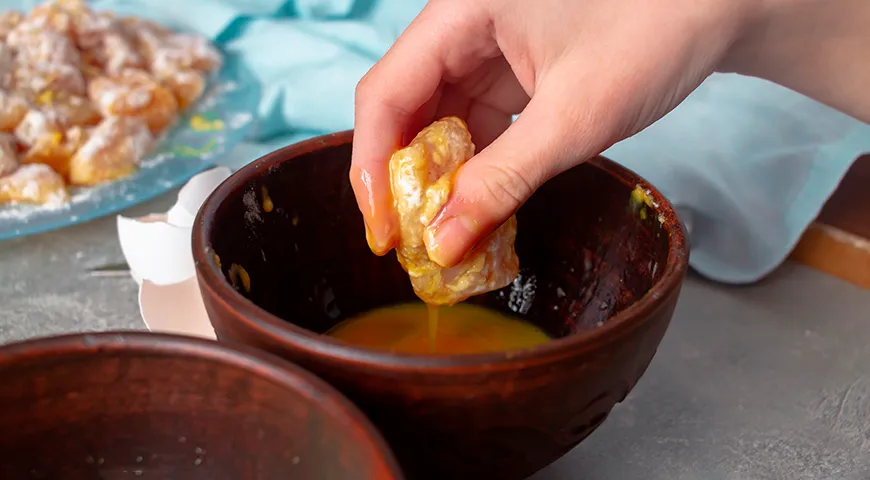 Traditionelles Panieren für Nuggets – Mehl, geschlagenes Ei und Semmelbrösel