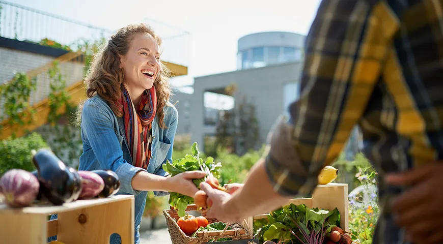 Der Kauf von lokalem Gemüse und Obst reduziert die Verpackung und den Transport von Lebensmitteln und verringert somit Ihren CO2-Fußabdruck