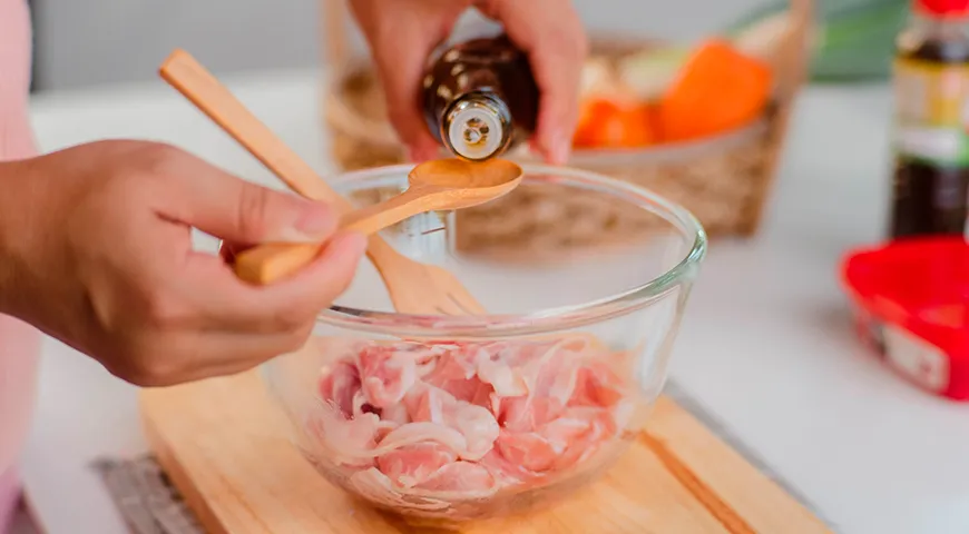 Der Marinade für Schweinenackenspiesse wird oft Essig zugesetzt. Die Hauptsache ist, es nicht zu übertreiben, sonst bekommt das Fleisch einen unangenehmen Nachgeschmack.