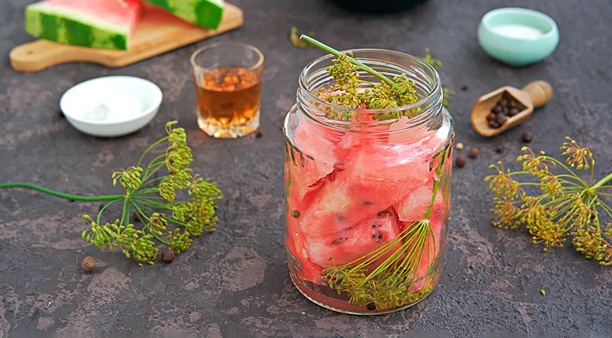 Im 17. Jahrhundert wurden Wassermelonen eingeweicht, gekocht und gesalzen. Später begannen wir mit dem Marinieren mit Essig und Zitronensaft.