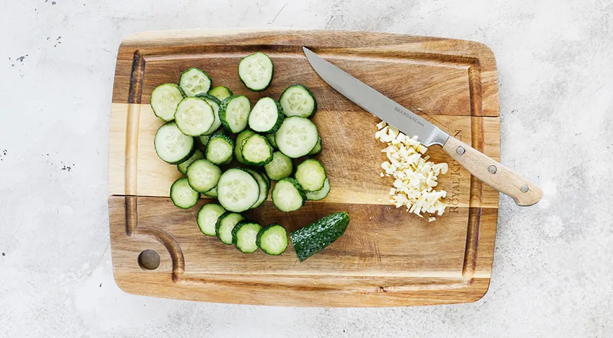 Eingelegter Gurkensalat für den Winter