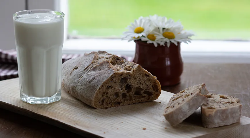 Auf der englischen Diät sind fettarmer Kefir und Roggenbrot in kleinen Mengen erlaubt