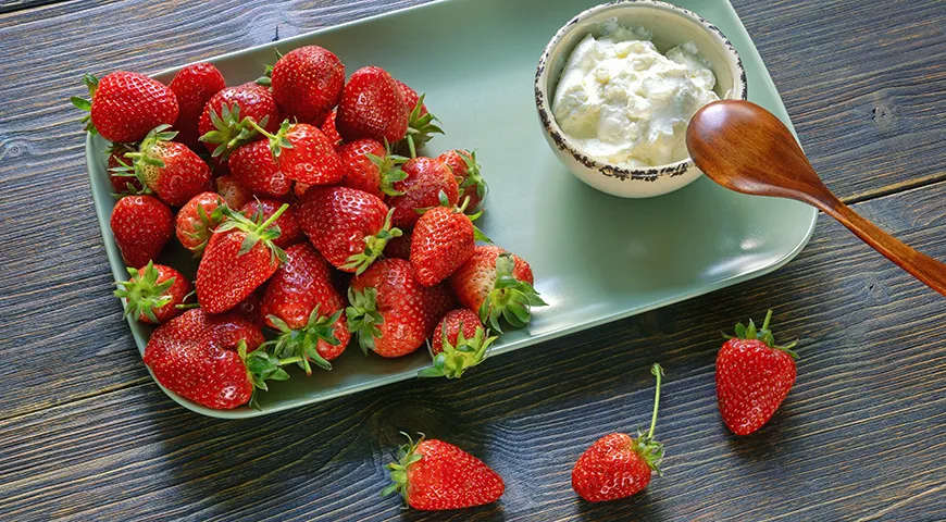 Süße Erdbeeren und Sauerrahm ergeben eine hervorragende Geschmackskombination