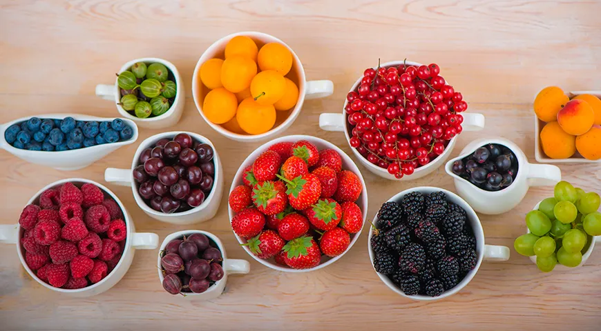 Fünf-Minuten-Marmelade wird aus Beeren und einigen Früchten (Aprikosen, Pfirsiche und Pflaumen) hergestellt, nachdem die Kerne entfernt wurden