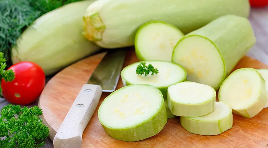 Junge Zucchini können nicht nur gekocht, sondern auch roh gegessen werden.