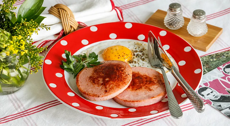 Klassisches sowjetisches Frühstück - Spiegeleier mit Bratwurst